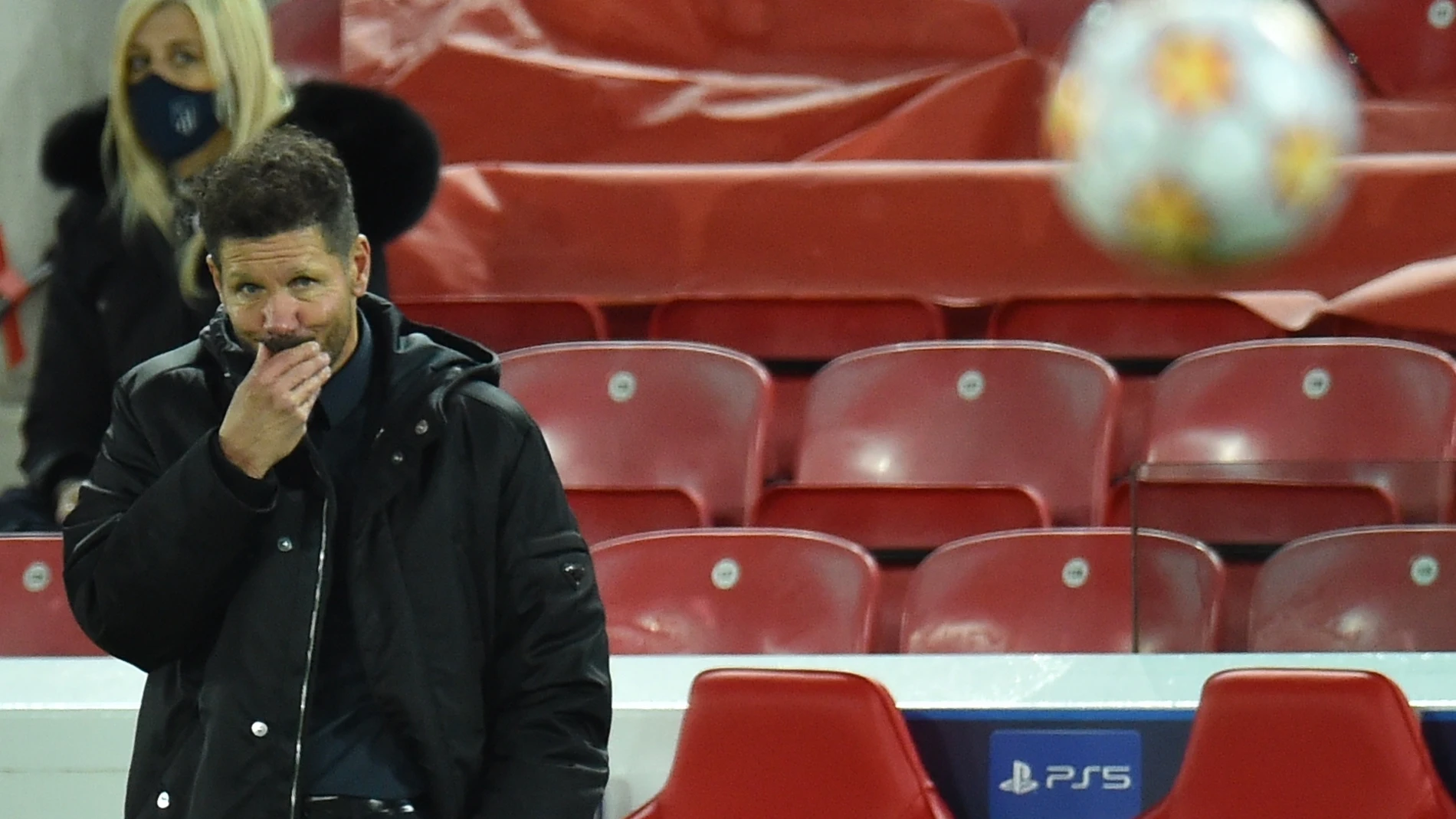 Simeone, pensativo en el banquillo de Anfield