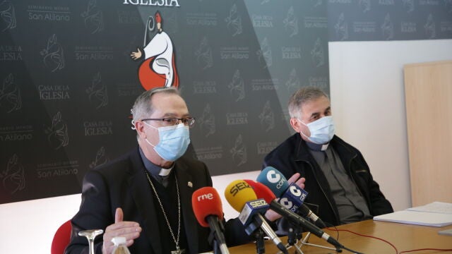 El obispo de Zamora, Fernando Valera, y el vicario general, César Salvador, presentan la Campaña de la Iglesia Diocesana