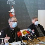El obispo de Zamora, Fernando Valera, y el vicario general, César Salvador, presentan la Campaña de la Iglesia Diocesana