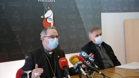 El obispo de Zamora, Fernando Valera, y el vicario general, César Salvador, presentan la Campaña de la Iglesia Diocesana