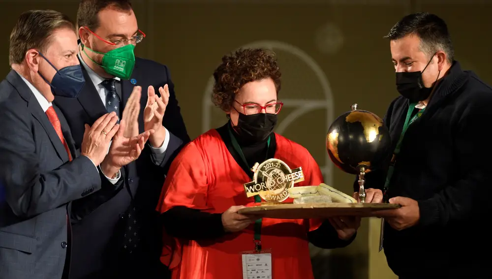 La representante de &quot;Quesos y Besos&quot; Silvia Peláez (c) recoge el galardón World Cheese Awards (WCA) por su queso Olavidia, de una ganadería de Jaén este miércoles en Oviedo. EFE/ Eloy Alonso