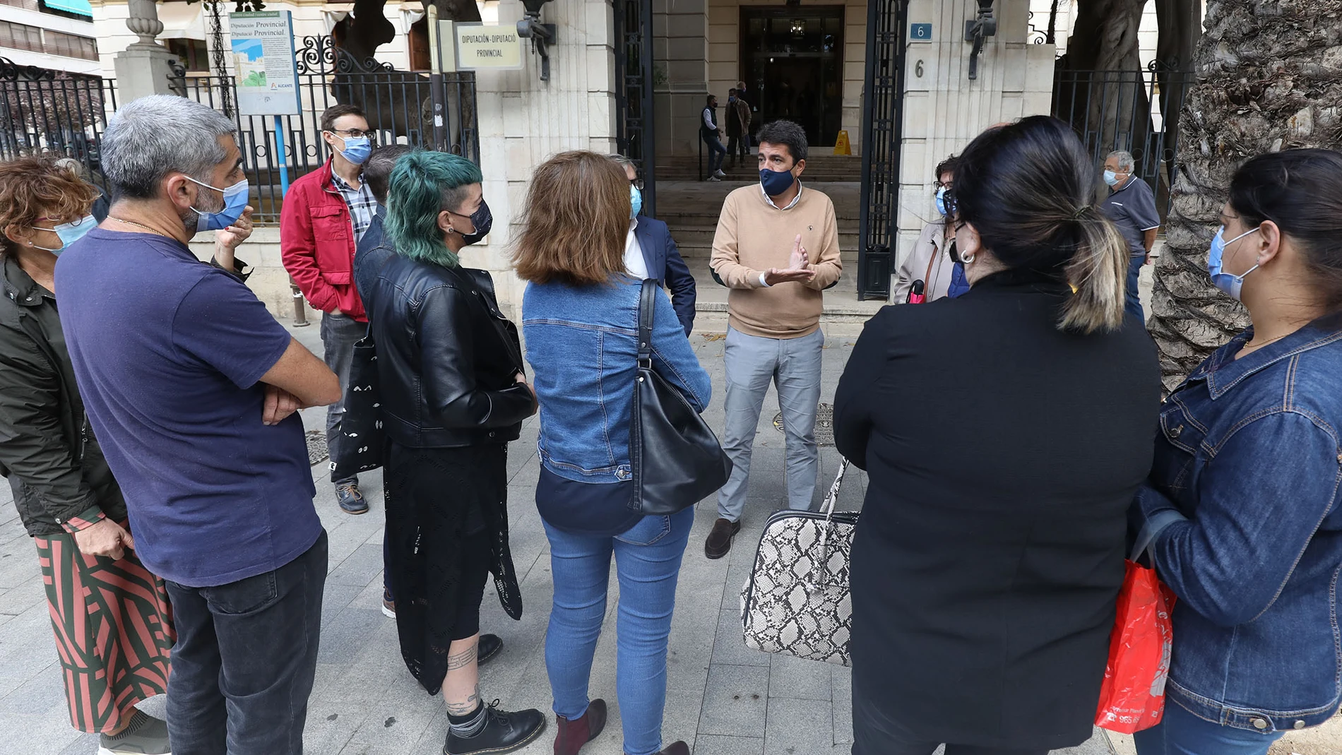 Mazón atiende a trabajadores interinos de la Diputación de Alicante para abordar su situación laboral