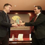 El director de Actuaciones Socioculturales de la Fundación Unicaja, Rafael Muñoz, entrega el premio al escritor y periodista argentino, Laureano Debat