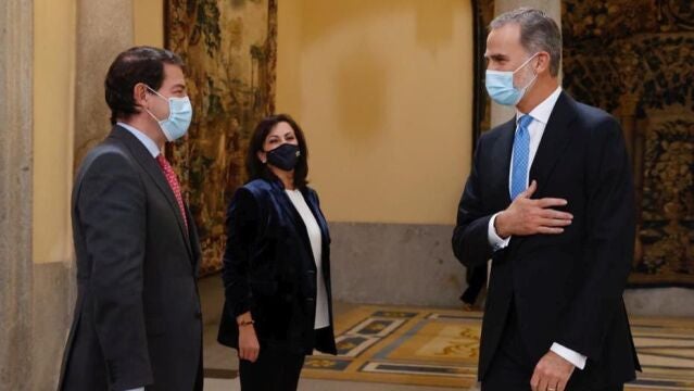 El presidente de la Junta de Castilla y León, Alfonso Fernández Mañueco, saluda a Felipe VI antes de la reunión del Patronato de la Fundación Pro Real Academia Española