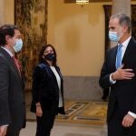 El presidente de la Junta de Castilla y León, Alfonso Fernández Mañueco, saluda a Felipe VI antes de la reunión del Patronato de la Fundación Pro Real Academia Española