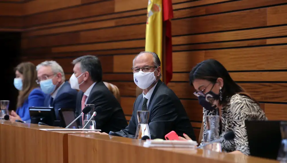El presidente de las Cortes, Luis Fuentes, durante el pleno