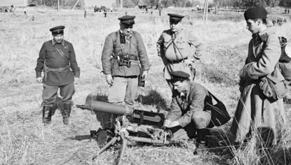 Recreación de miembros de un &quot;Destacamento de Bloqueo&quot; (encargados de abrir fuego contra los soldados huidos) colocando su ametralladora Maxin Modelo 1910
