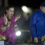 AME9956. MANAGUA (NICARAGUA), 21/03/2019.- Fotografía de archivo fechada el 21 de marzo de 2019 que muestra al presidente de Nicaragua, Daniel Ortega (d), y la vicepresidenta, Rosario Murillo, en un acto de inauguración de un paso a desnivel al sur de Managua (Nicaragua). Primero la calificó como la "eternamente leal" y ahora, a pocos días de las elecciones generales, la nombró "copresidenta de Nicaragua". Se trata de Rosario Murillo, vicepresidenta de Nicaragua y esposa del líder sandinista Daniel Ortega, quienes en los comicios del domingo buscarán reelegirse por cinco años más, en medio del arresto de siete aspirantes a candidatos presidenciales de la oposición que se perfilaban como sus principales rivales. EFE/Jorge Torres /ARCHIVO