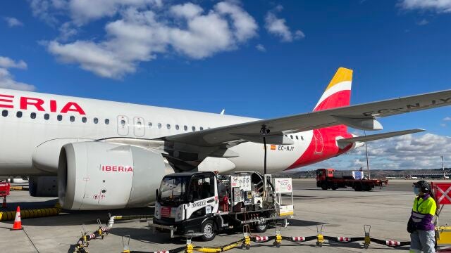 El avión de Iberia repostando biojet de Repsol antes del vuelo Madrid-Barajas en el Aeropuerto Adolfo Suárez Madrid-Barajas, a 3 de noviembre