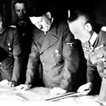 Adolf Hitler estudiando un mapa de la guerra en Rusia el 7 de agosto de 1941