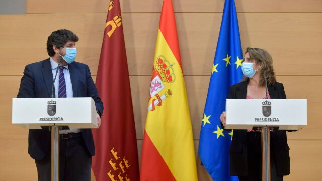El presidente de la Región de Murcia, Fernando López Miras, y la ministra para la Transición Ecológica, Teresa Ribera, tras reunirse en Murcia