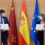 El presidente de la Región de Murcia, Fernando López Miras, y la ministra para la Transición Ecológica, Teresa Ribera, tras reunirse en Murcia