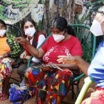 La Reina habla con mujeres indígenas durante una visita al Centro Cultural Juan de Salazar, en Asunción (Paraguay)