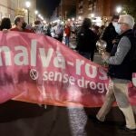 Vista general de la cacerolada organizada este jueves en "Cuatro Esquinas" del barrio de la Malva-rosa de València para protestar por la venta de droga en sus calles. EFE/Kai Försterling