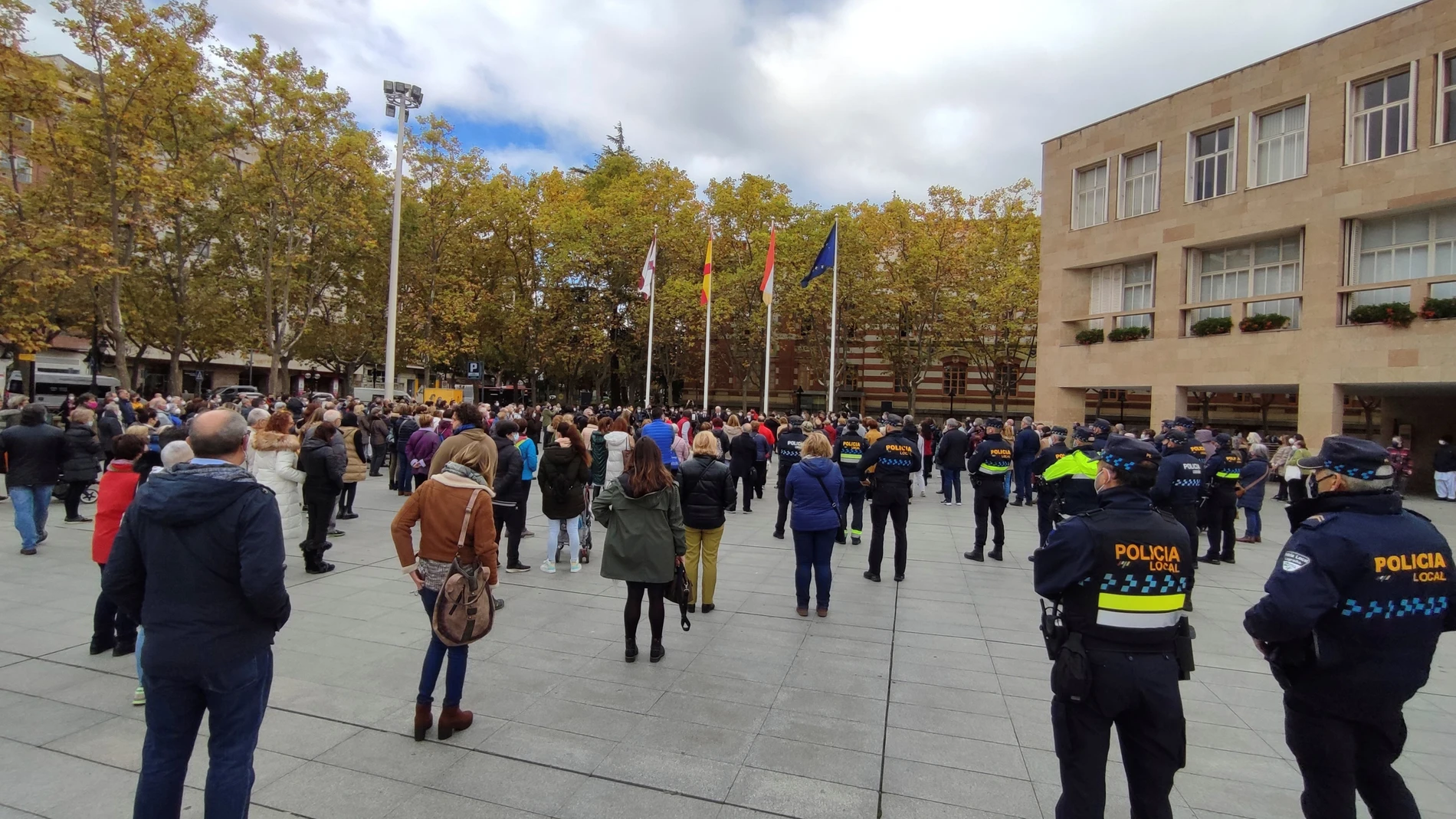 Vista de la concentración en el exterior del del Ayuntamiento de Logroño, cuyo pleno ha expresado este jueves su apoyo y solidaridad con la familia de Álex, el niño asesinado el pasado jueves en Lardero; así como con sus amigos y la comunidad educativa de Jesuitas, en el que estudiaba. En una declaración institucional, aprobada en el pleno, el Ayuntamiento señala que la ciudad de Logroño, "conmocionada ante este asesinato", quiere expresar "su rechazo radical de la violencia y censurar este crimen"