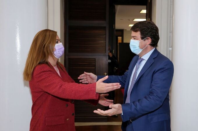 El presidente de la Junta de Castilla y León, Alfonso Fernández Mañueco, recibe a la nueva delegada del Gobierno en la Comunidad, la socialista, Virginia Barcones.