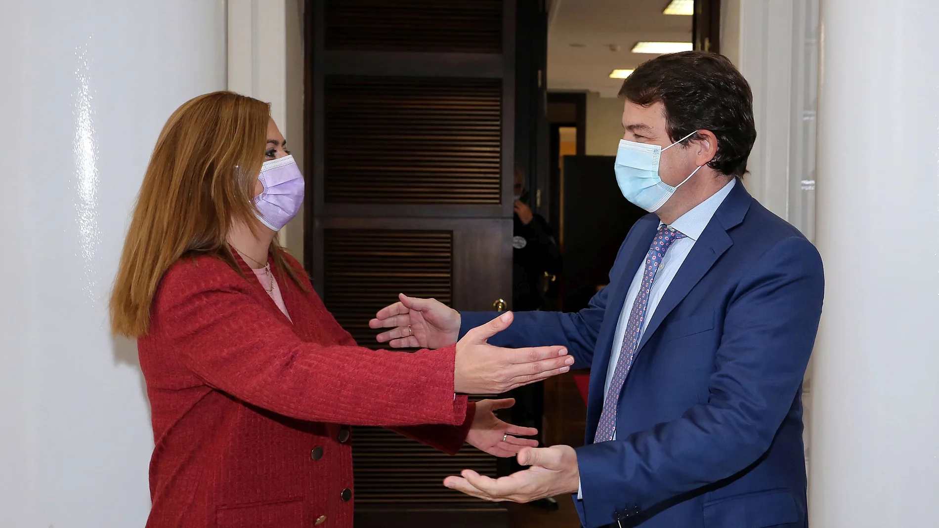 El presidente de la Junta de Castilla y León, Alfonso Fernández Mañueco, recibe a la nueva delegada del Gobierno en la Comunidad, la socialista, Virginia Barcones.