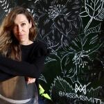 La artista Marta Herrero Arias posa junto a su obra en la terraza de Picalagartos, en Madrid.