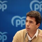 El presidente del PPCV, Carlos Mazón, durante su comparecencia en rueda de prensa este jueves para analizar el proyecto de Presupuestos de la Generalitat de 2022.