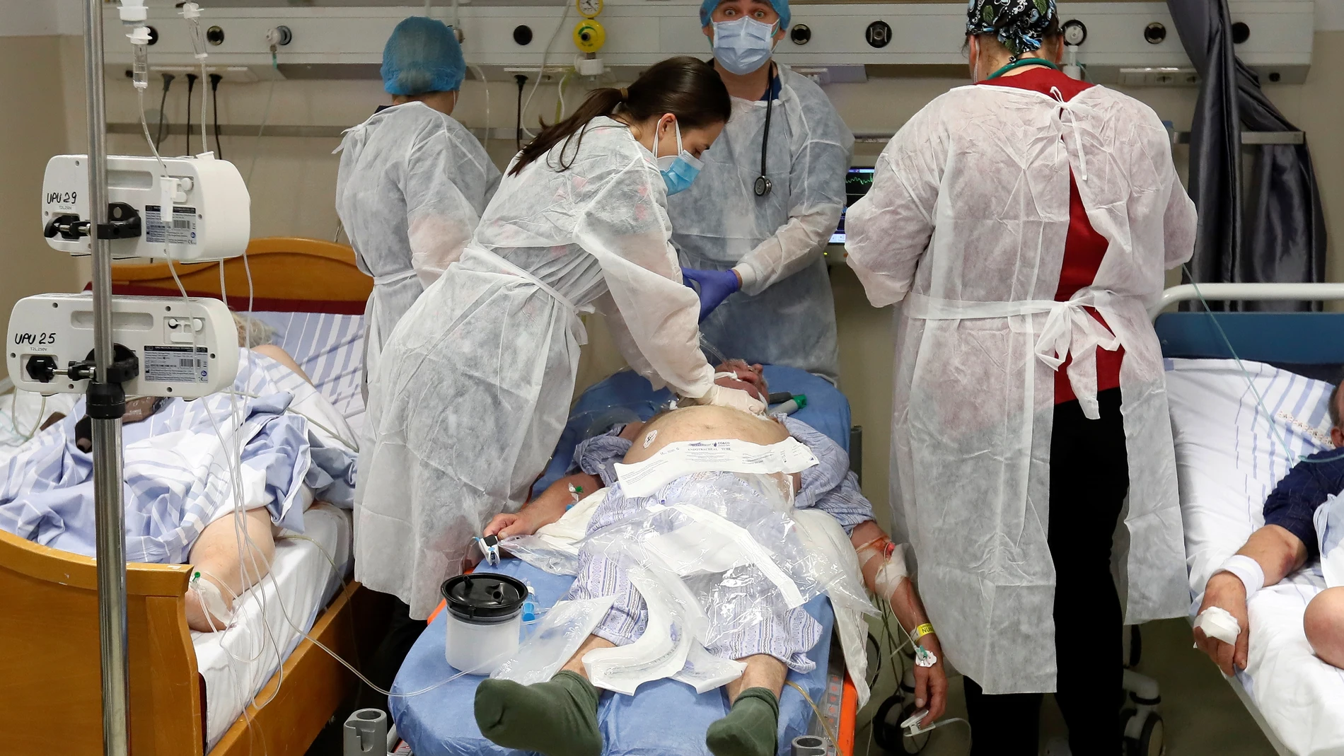 Sanitarios atienden a pacientes enfermos de covid en el Hospital Universitario de Bucarest, en Rumanía