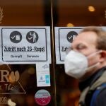 Un hombre con una mascarilla en la ciudad alemana de Heidelberg