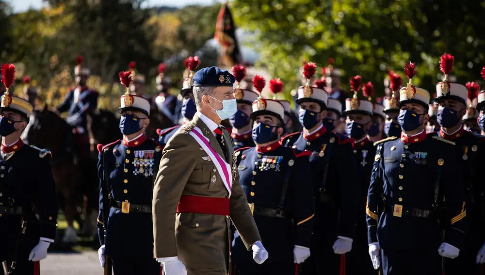 El rey Felipe VI, durante la la jura de bandera de los nuevos guardias reales.