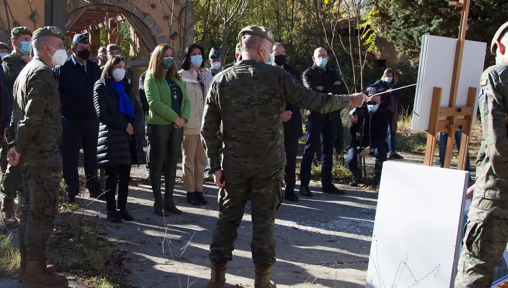 La ministra de Defensa, Margarita Robles (3i) visita este viernes el campamento de Monte La Reina, próximo a Toro (Zamora) para inspeccionar el estado actual de las instalaciones.