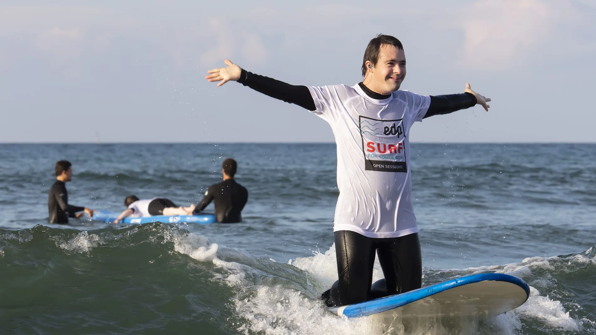 En la playa de San Lorenzo (Asturias), tuvieron lugar las clases de surf con las que EDP busca impulsar la diversidad, el deporte y la vida saludable