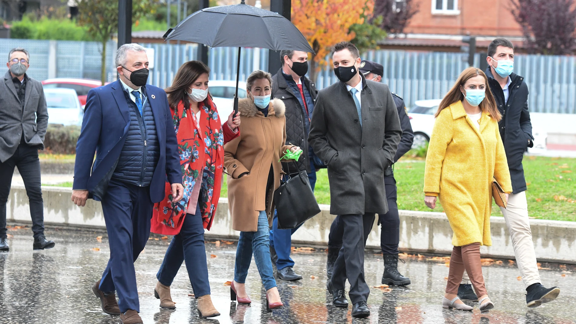 La ministra de Transportes, Movilidad y Agenda Urbana, Raquel Sánchez, visita la antigua estación de tren de Burgos, con el alcalde de la capital burgalesa, Daniel de la Rosa