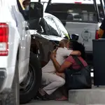 Empleadas se abrazan tras presenciar un ataque armado en las instalaciones de un hotel hoy, en el balneario de Puerto Morelos, estado de Quintana Roo.