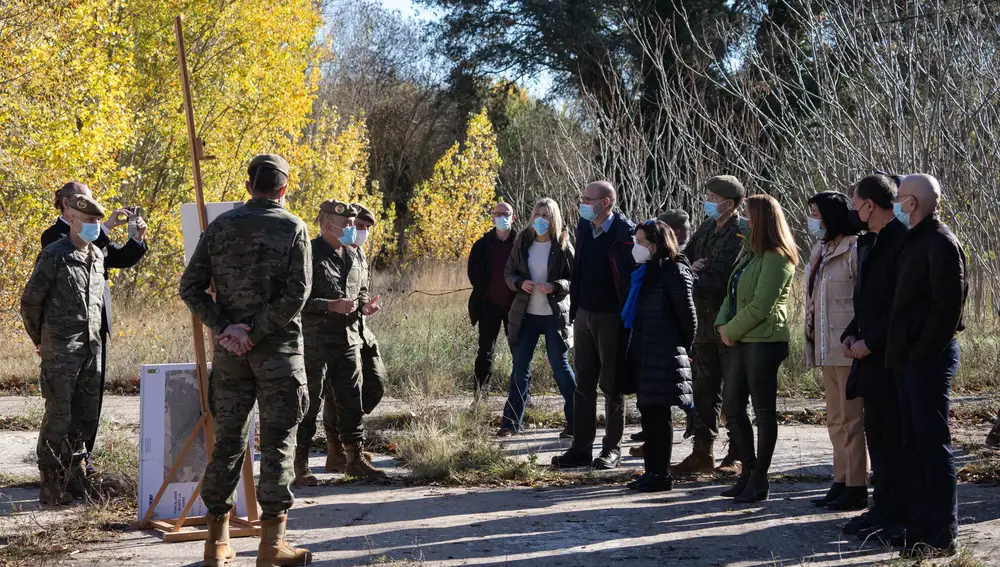 La ministra de Defensa, Margarita Robles (5d), y la delegada del gobierno de Castilla y León, Virginia Barcones Sanz (4d), durante una visita al Campamento de Monte La Rein