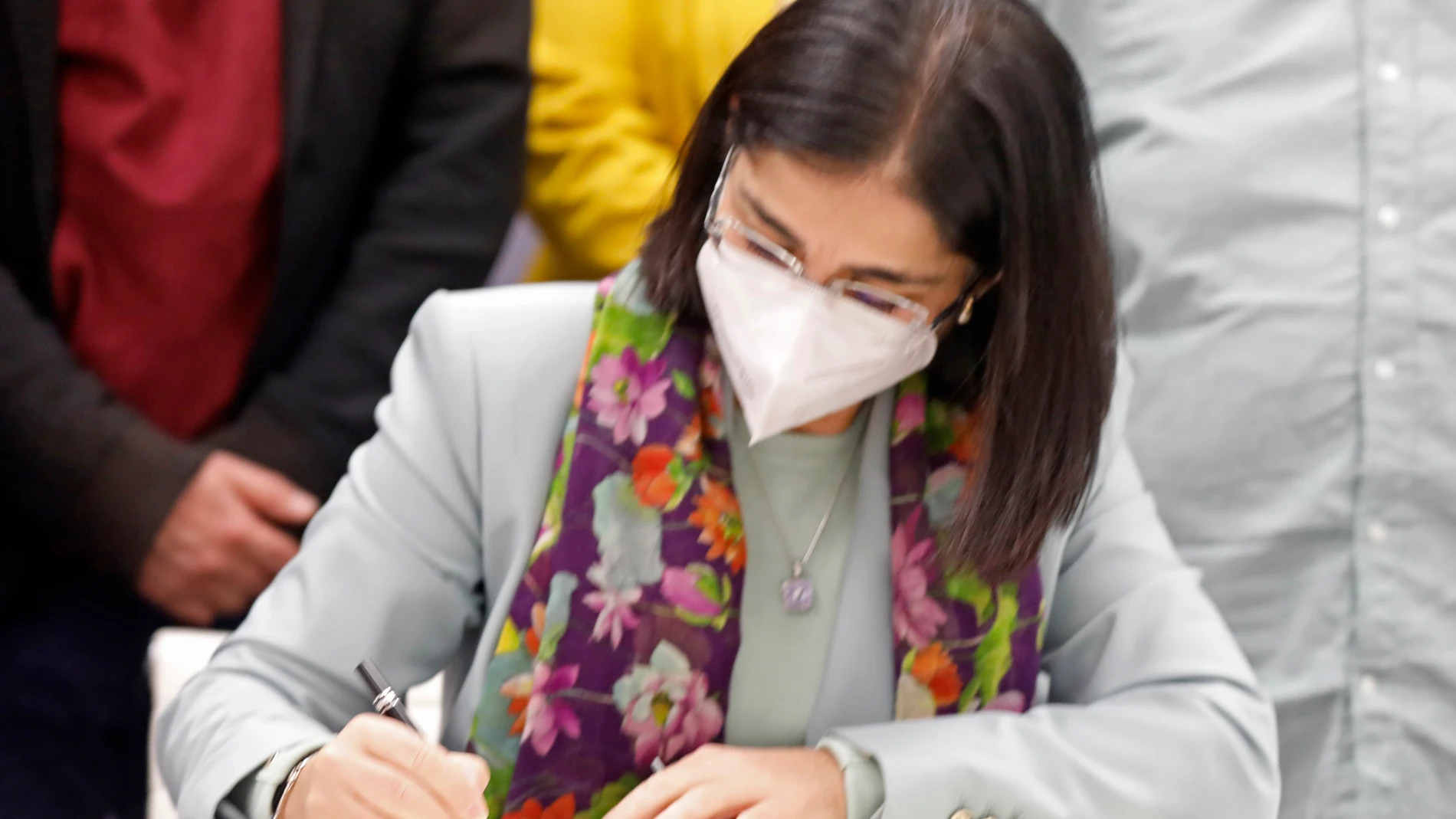 La ministra de Sanidad, Carolina Darias, durante la firma de una orden ministerial para cubrir tratamientos de fertilidad para mujeres sin pareja, lesbianas y personas trans, en el Ministerio de Sanidad