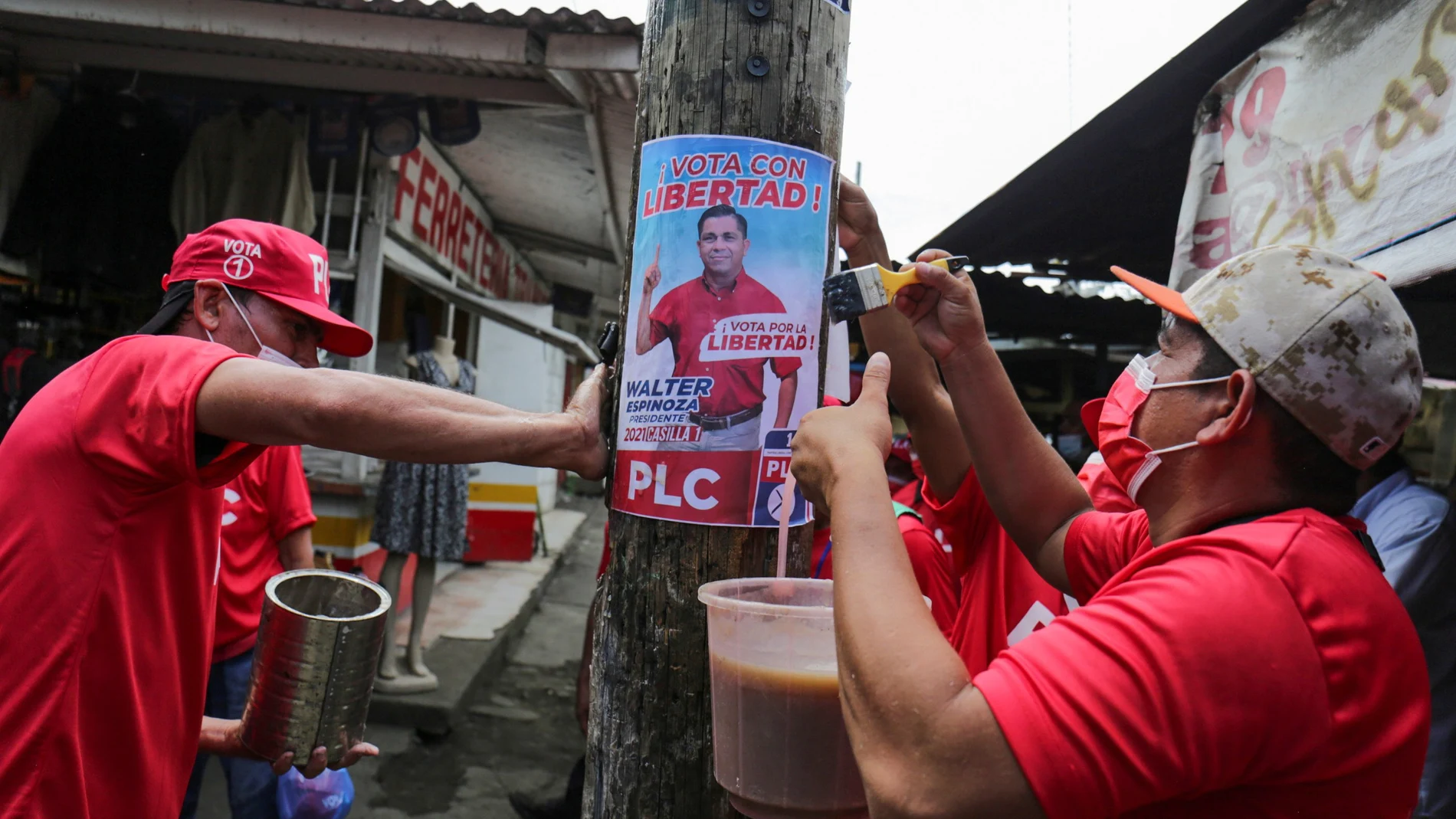 Simpatizantes de Walter Espinoza colocan carteles de uno de los candidatos presidenciales autorizados por el régimen para simular unas elecciones democráticas en Nicaragua