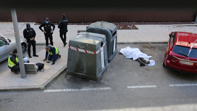 Varios policías nacionales, a pocos metros del cuerpo del hombre abatido en Villaverde tras agredir a un agente