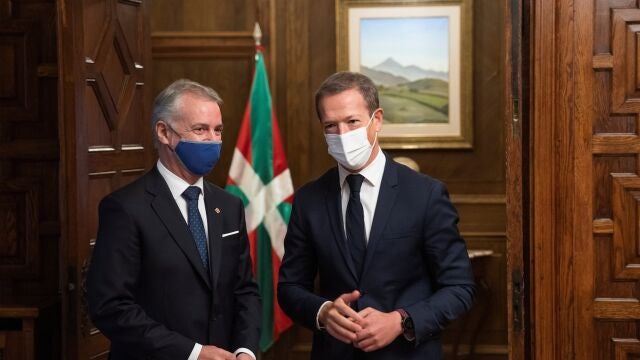 El lehendakari, Iñigo Urkullu (i), y el presidente del Senado, Ander Gil (d)
