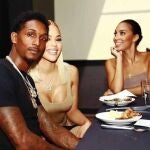 Lou Williams, junto a Ashley Henderson y Rece Mitchell.