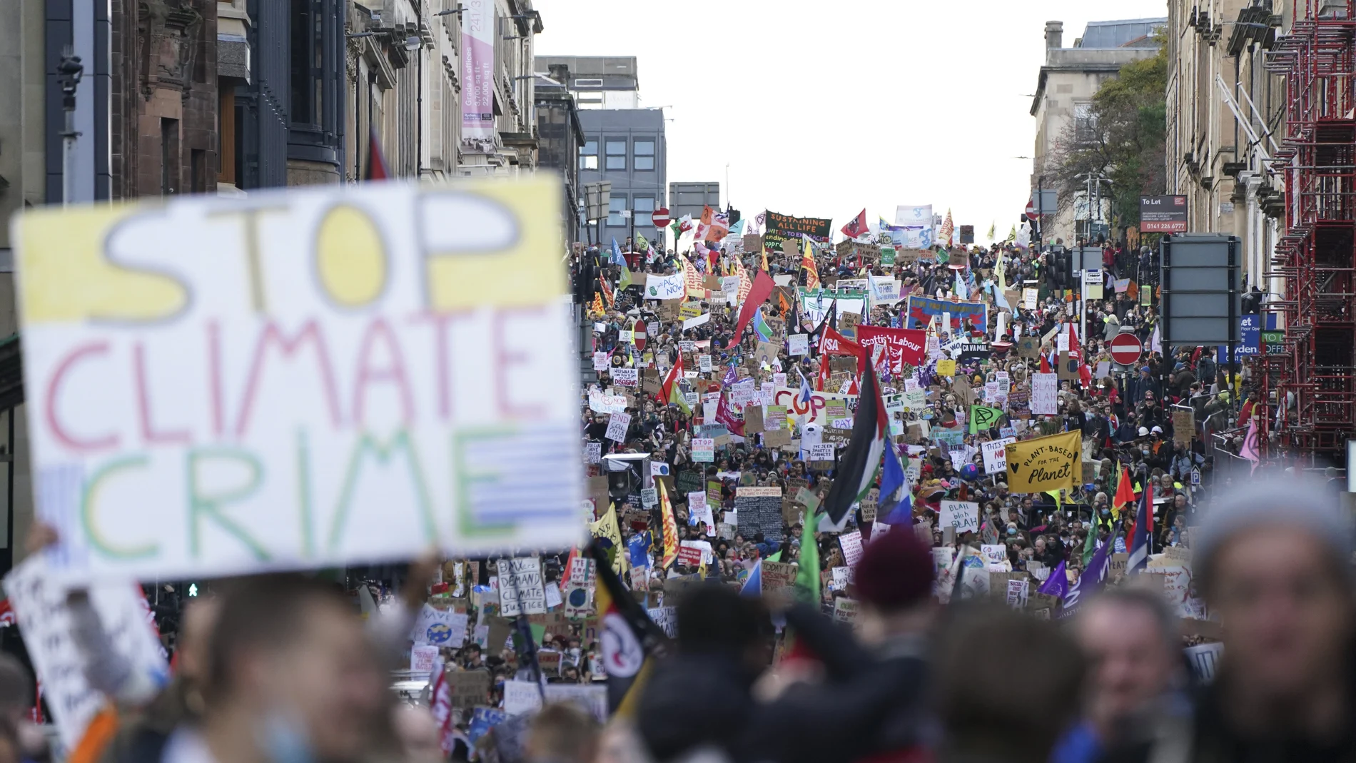 Activistas participan hoy en una manifestación en las calles de Glasgow