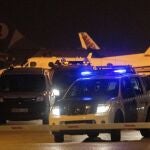 Imagen del aeropuerto de Palma de Mallorca donde miembros de la Guardia Civil y de seguridad del aeropuerto buscaron por las pistas y sus aledaños, al grupo de pasajeros que huyó del avión