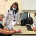 Carles Gili visita periódicamente a la doctora Crespo para hacer un seguimiento de las secuelas y el dolor de la fase crónica de la lesión medular. En esta ocasión, ya luce el tatuaje del logo del Hospital Vall d'Hebron en su brazo