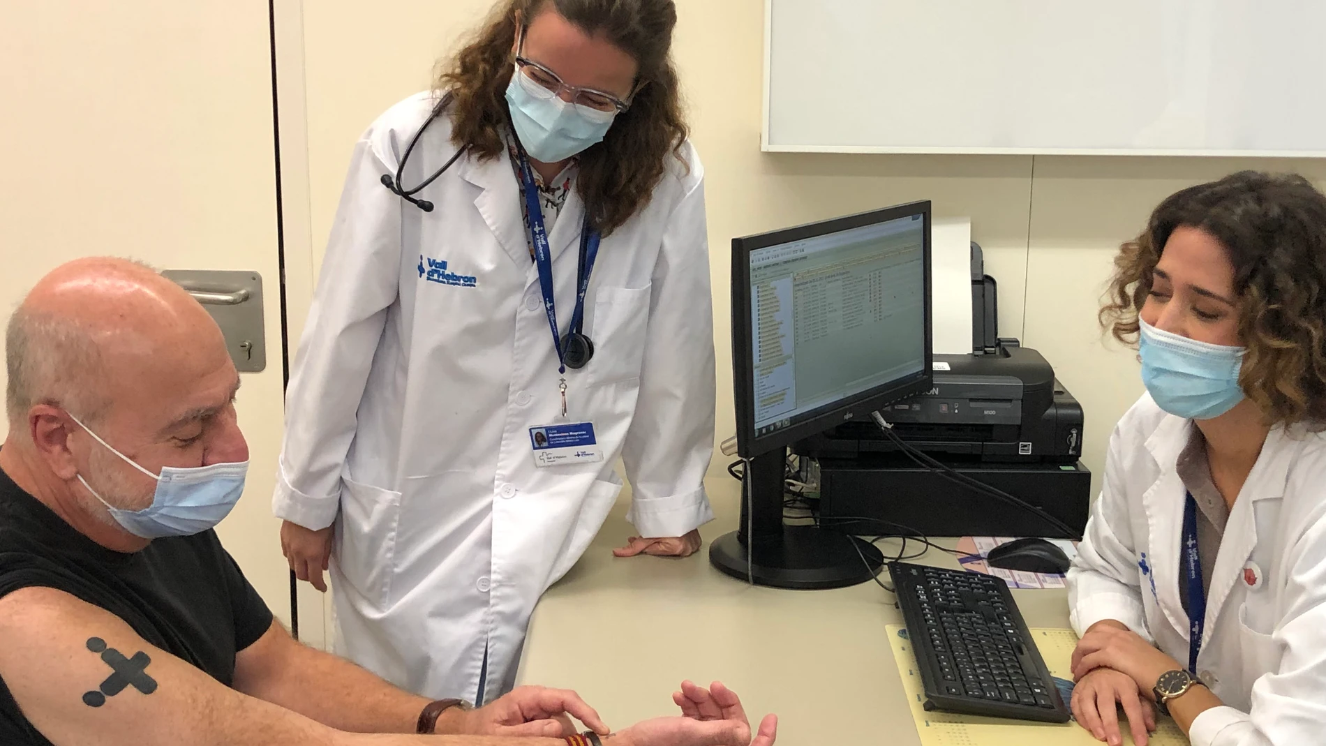 Carles Gili visita periódicamente a la doctora Crespo para hacer un seguimiento de las secuelas y el dolor de la fase crónica de la lesión medular. En esta ocasión, ya luce el tatuaje del logo del Hospital Vall d'Hebron en su brazo