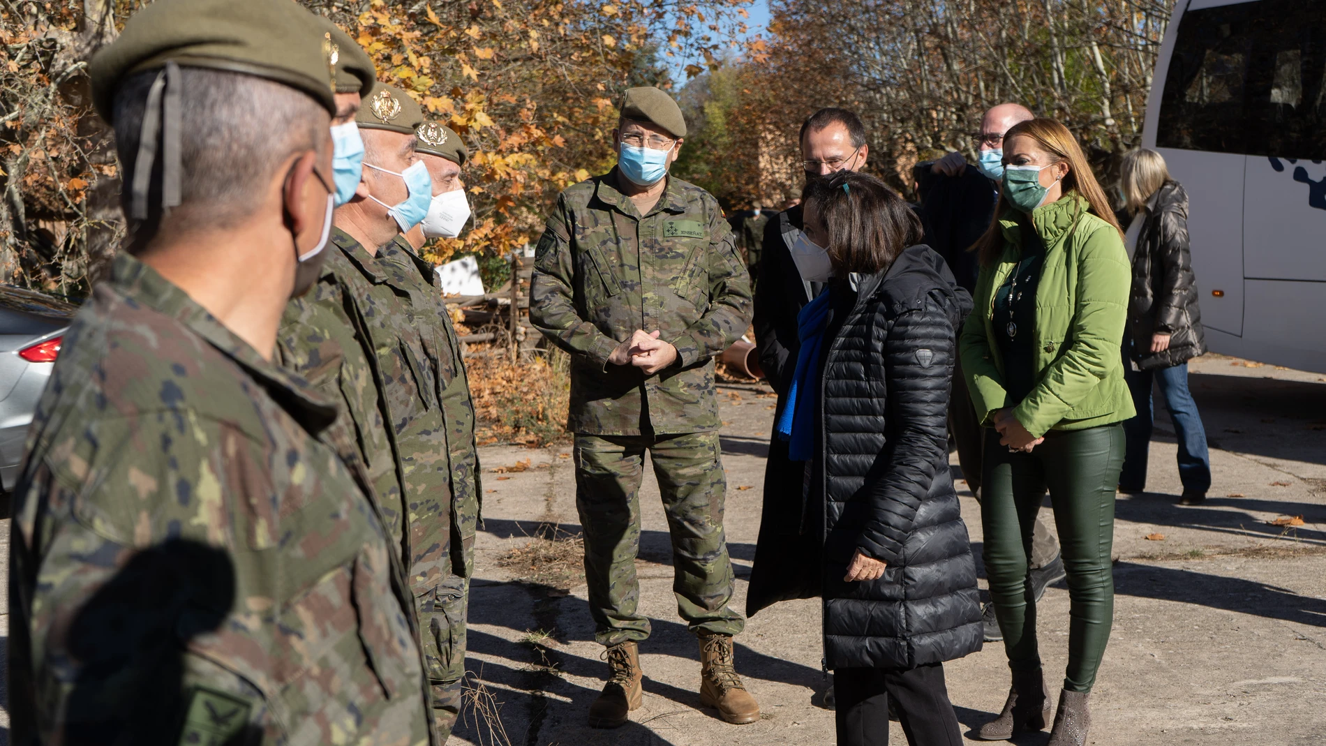 La ministra de Defensa, Margarita Robles (2d), y la delegada del gobierno de Castilla y León, Virginia Barcones Sanz (1d), a su llegada al Campamento de Monte La Reina, a 5 de noviembre de 2021, en Toro, Zamora, Castilla y León (España)