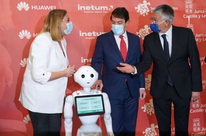 El presidente Fernández Mañueco, inaugura junto a Isabel Blanco y el robot Carlitos el Congreso Nacional de Servicios Sociales e Innovación Tecnológica