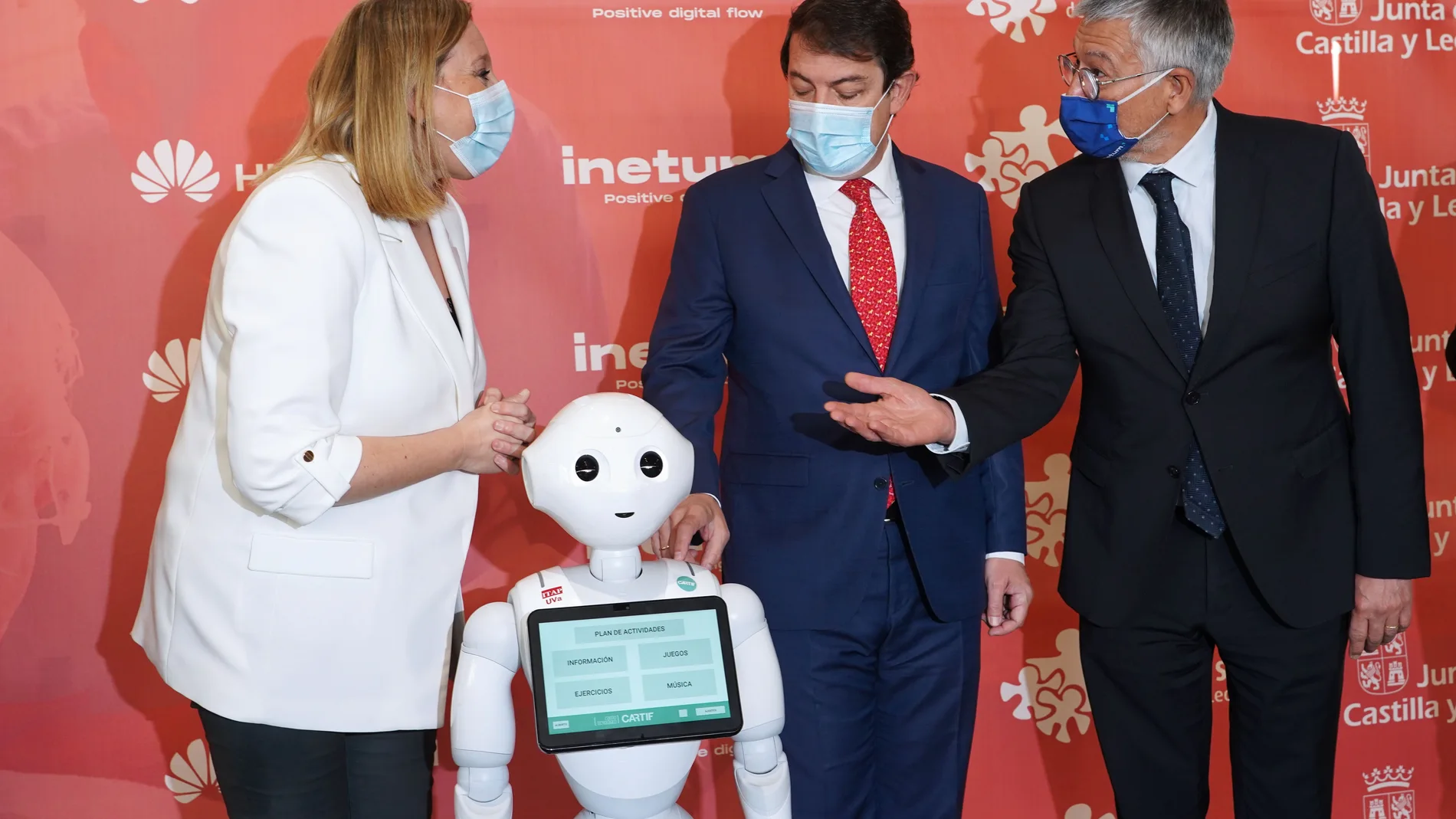 El presidente Fernández Mañueco, inaugura junto a Isabel Blanco y el robot Carlitos el Congreso Nacional de Servicios Sociales e Innovación Tecnológica
