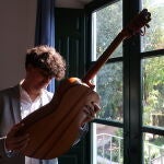 Samuel Diz con la guitarra original de García Lorca en la Huerta de San Vicente