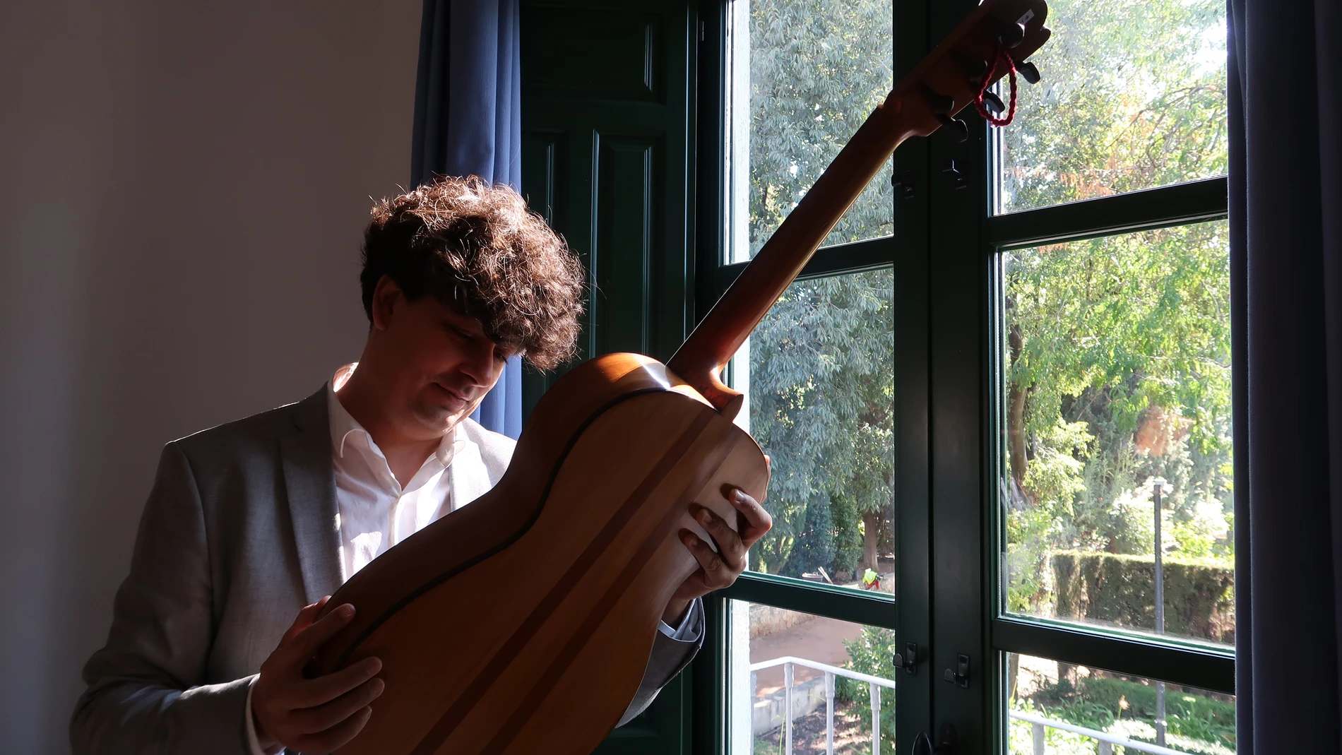 Samuel Diz con la guitarra original de García Lorca en la Huerta de San Vicente