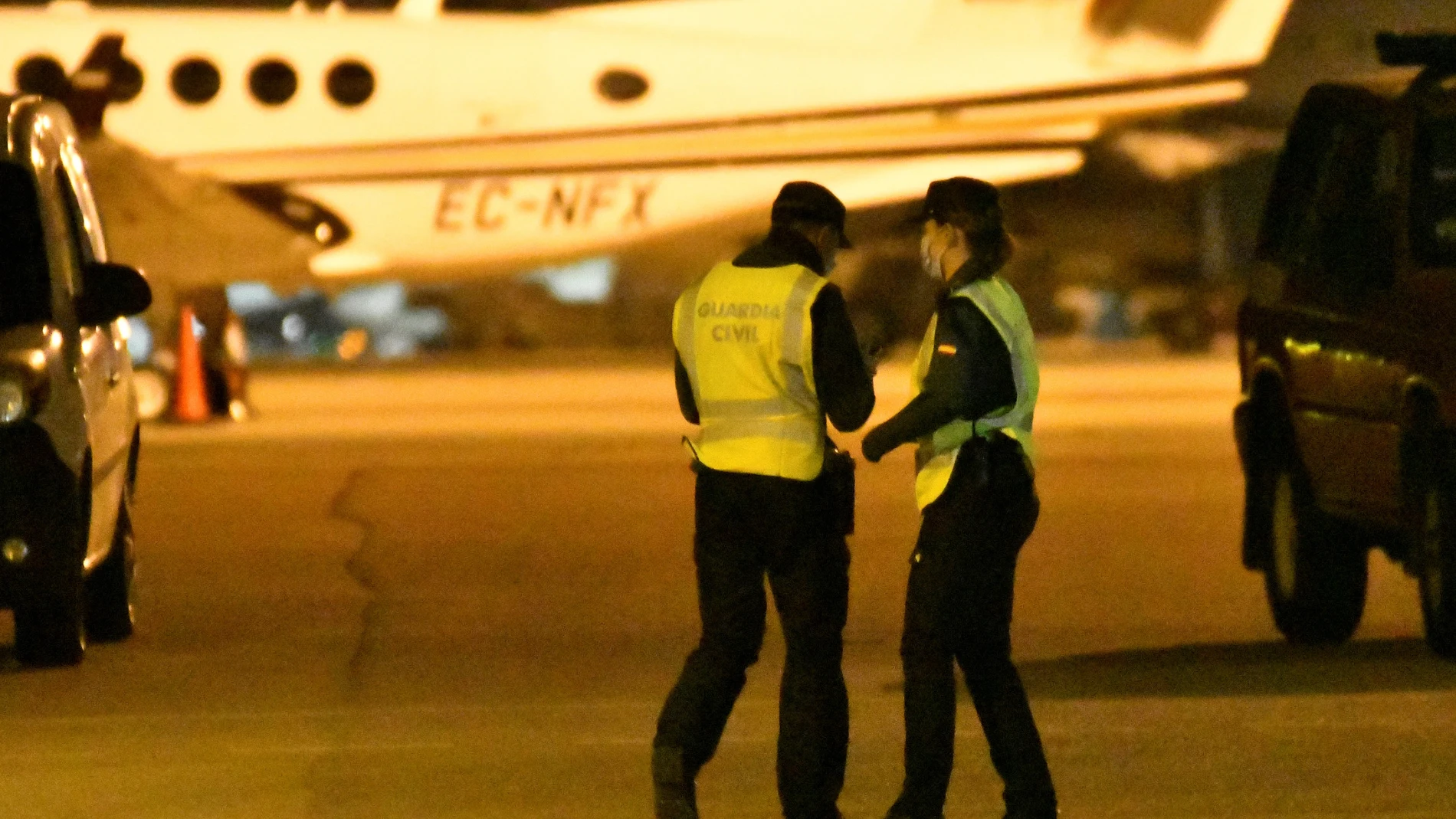 Imagen del aeropuerto de Palma de Mallorca donde miembros de la Guardia Civil y de seguridad del aeropuerto buscan por las pistas y sus aledaños, al grupo de pasajeros de un vuelo internacional