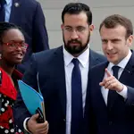 El presidente de Francia junto a su entonces jefa de prensa Sibeth Ndiaye y el agente de seguridad Alexandre Benalla en 2018