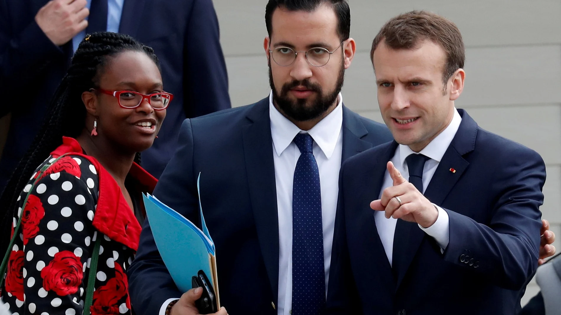 El presidente de Francia junto a su entonces jefa de prensa Sibeth Ndiaye y el agente de seguridad Alexandre Benalla en 2018