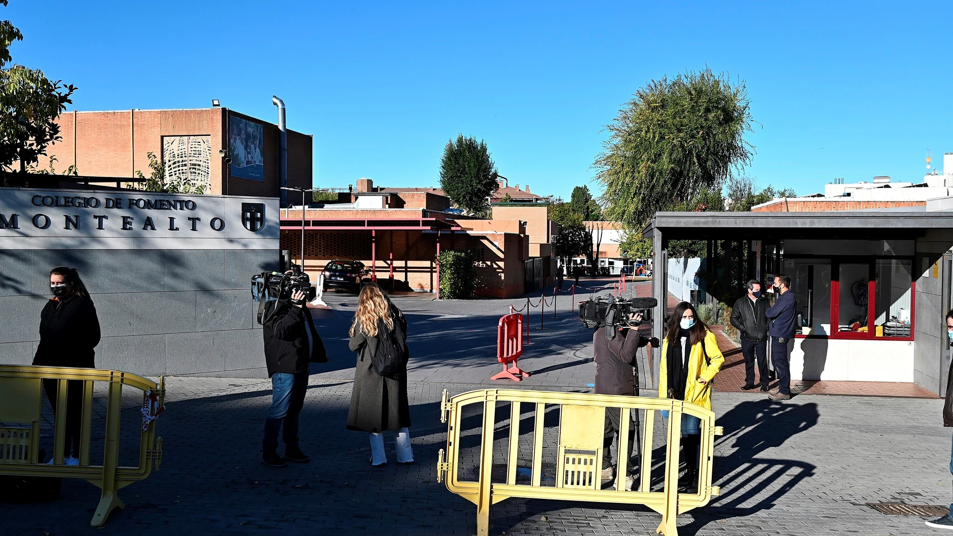 Vista de la entrada del colegio Fomento Montealto en el barrio de Mirasierra en Madrid este viernes.