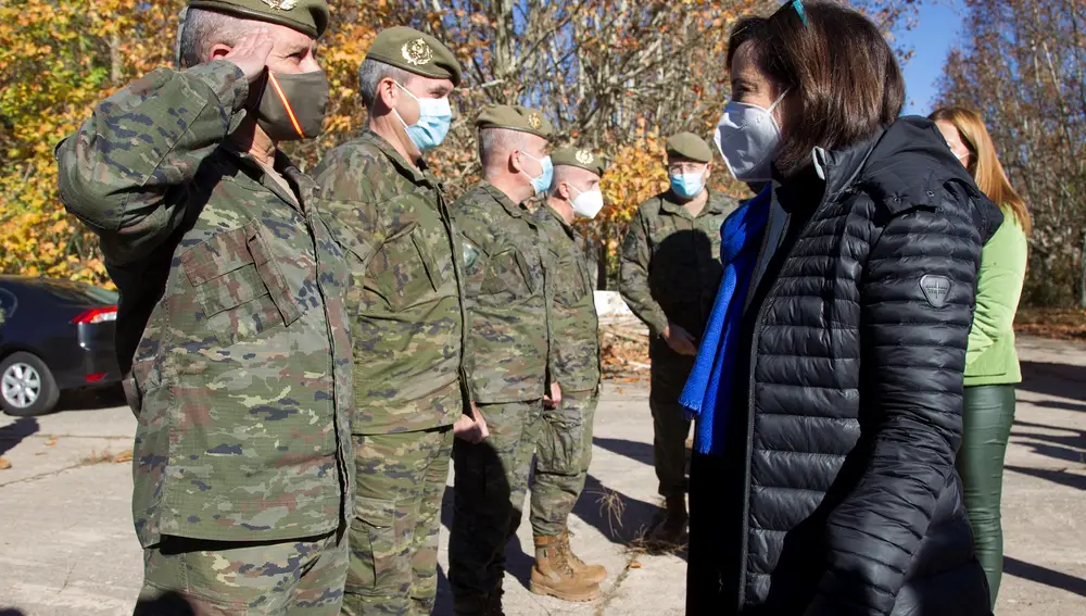 GRAF6712. TORO (ZAMORA), 05/11/2021.- La ministra de Defensa, Margarita Robles (d) visita este viernes el campamento de Monte La Reina, próximo a Toro (Zamora) para inspeccionar el estado actual de las instalaciones.EFE/Mariam A. Montesinos